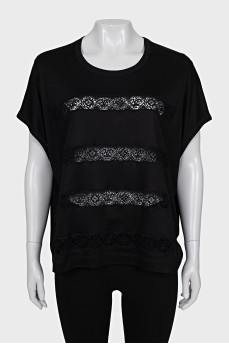 Loose T-shirt decorated with lace