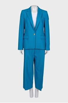 A suit consisting of a button-down jacket and cropped trousers