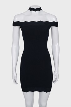 Fitted dress with a zipper at the back