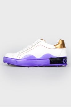 White children's sneakers with a purple sole with a tag