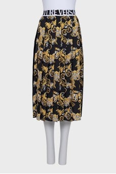Pleated skirt with brand logo