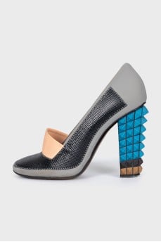 High heel shoes with a removable element