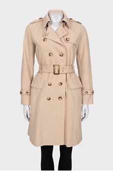 Fitted coat with buttoned pockets