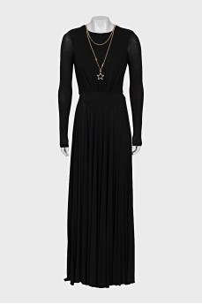 Maxi dress decorated with a necklace