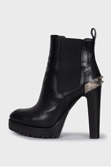 Leather ankle boots with heels and decoration