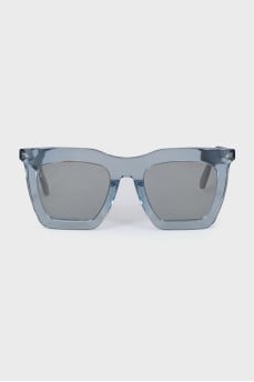 Sunglasses with contrasting frames