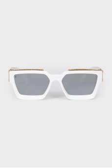 Sunglasses with branded decor