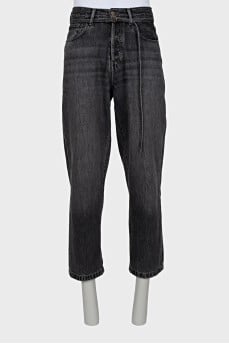 Cropped jeans with a belt