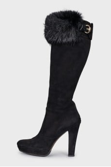 Suede boots decorated with fur