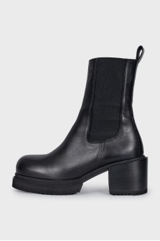 Leather boots with thick soles