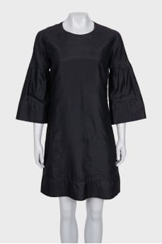 Straight dress with a round neckline