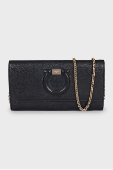 Leather crossbody bag with gold chain