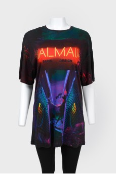 T -shirt with neon pattern and tag