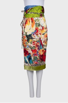 Silk skirt with a bright print and a belt