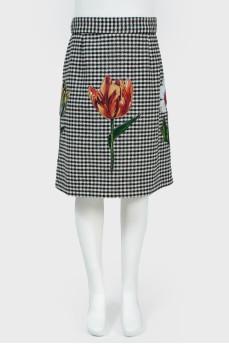 Children's skirt with a floral application with a tag
