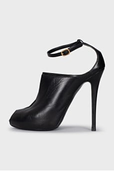 Leather V-neck shoes