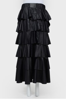 Multi -tier straight skirt in the floor
