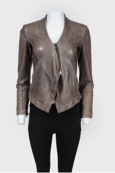 A fitted shortened zipper jacket