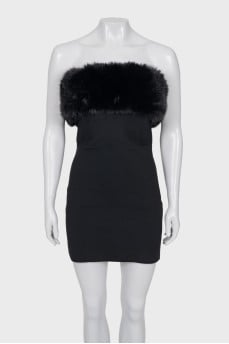 Sleeveless dress decorated with fur