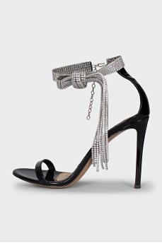 Patent leather sandals with crystals