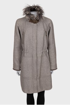 Fitted coat with a detachable collar