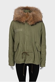 Parka with pockets decorated with fur