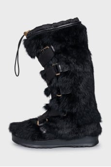 Insulated boots decorated with fur
