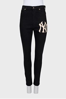 High-waisted jeans with embroidery