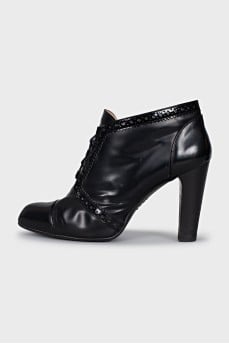 Leather ankle boots with laces