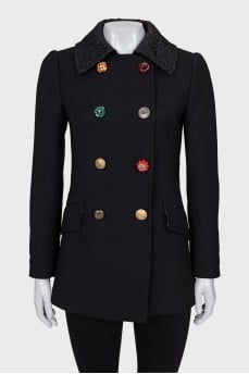 Fitted coat with an accent fastening