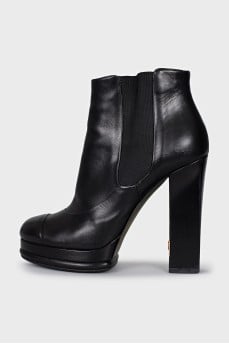Leather ankle boots with elastic bands