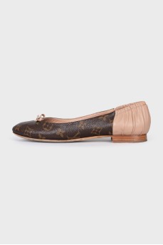 Leather ballet flats with a signature print