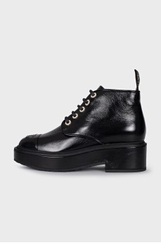 Patent leather boots with logo