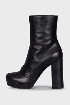 Leather ankle boots decorated with a strap