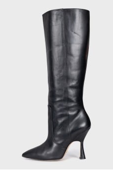 Black leather pointed-toe boots