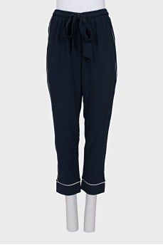 Cropped blue trousers