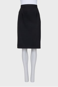 Fitted black skirt