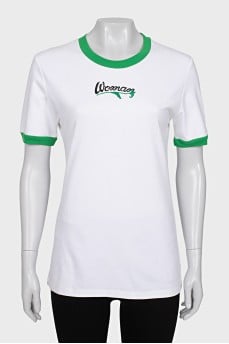 White T-shirt with a contrast collar