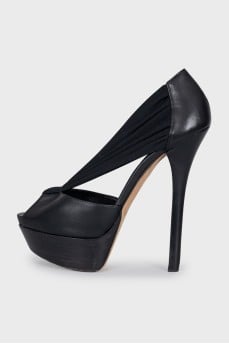 Leather shoes with textile inserts
