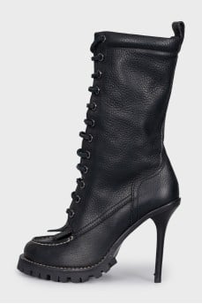 Leather ankle boots with a textured sole