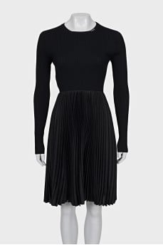 Fitted dress with pleated hem