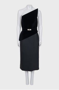 Fitted dress with an asymmetrical top