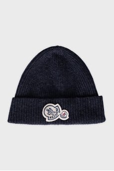 Men's hat with a branded patch