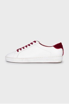 Leather sneakers with contrasting laces