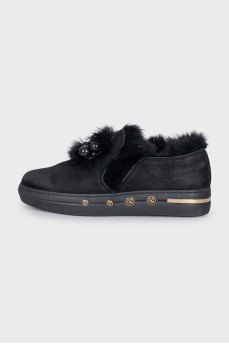 Suede slip-ons decorated with fur
