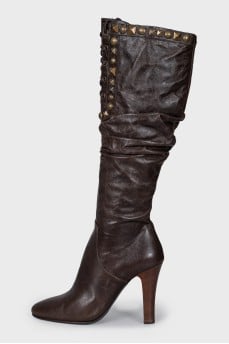 Brown pleated boots