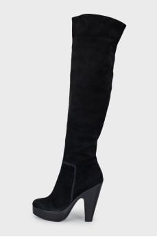 Suede boots with a round toe
