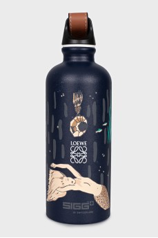 Синяя бутылка с фирменным логотипом