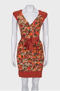 Fitted dress with a printed belt