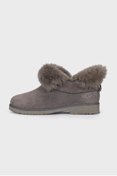 Suede Ugg boots insulated with fur